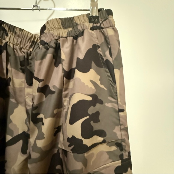Women’s Camo Print Nylon Cargo Jogger Pants with Pockets - Picture 5 of 7
